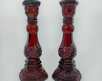 2 candelabros altos de cristal rojo rubí de la colección Cape Cod de Avon de 1876, de una sola luz, o portavelas, con frascos de perfume vacíos.
