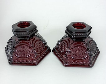 2 Candelabros o portavelas cortos de una sola luz de cristal rojo rubí de la colección Cape Cod de Avon 1876
