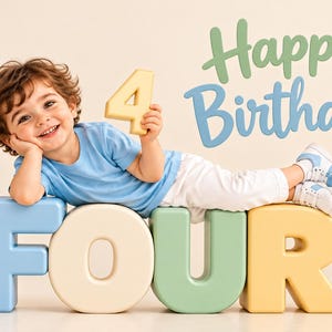 Peut inclure: Un enfant portant un t-shirt bleu clair et un pantalon blanc allong&eacute; sur de grandes lettres en bloc de couleur pastel formant le mot FOUR. L'enfant tient un chiffre 4 jaune. Le texte Happy Birthday est &eacute;crit en lettres cursives vertes et bleues.