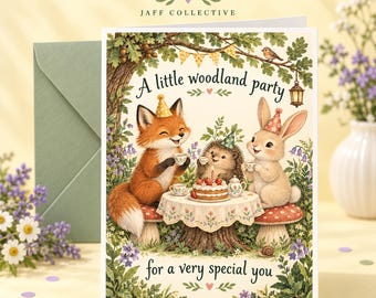 Könnte beinhalten: Eine druckbare Geburtstagskarte mit einem Fuchs, einem Igel und einem Hasen in Partyhüten an einem Tisch mit Kuchen und Tee. Der Text lautet A little woodland party for a very special you. Die Illustration zeigt Bäume, Blumen und eine Laterne.