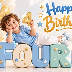 Peut inclure: Un enfant portant un t-shirt bleu clair et un pantalon blanc, allong&eacute; sur de grandes lettres en bloc formant le mot FOUR en bleu et cr&egrave;me. L'enfant tient un chiffre 4 dor&eacute;. Le texte Happy Birthday est affich&eacute; en bleu et en dor&eacute;.
