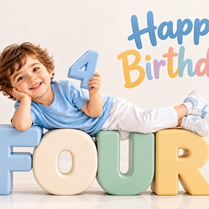 Peut inclure: Un enfant portant un t-shirt bleu clair et un pantalon blanc, allong&eacute; sur de grandes lettres en bloc de couleur pastel formant le mot FOUR. L'enfant tient un chiffre 4 bleu clair. Le texte Happy Birthday est &eacute;crit en lettres arrondies color&eacute;es.
