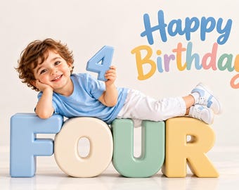 Könnte beinhalten: Ein Kind in einem hellblauen T-Shirt und weißer Hose liegt auf großen, pastellfarbenen Blockbuchstaben, die das Wort FOUR bilden. Das Kind hält eine hellblaue Zahl 4. Der Text Happy Birthday ist in bunten, abgerundeten Buchstaben dargestellt.