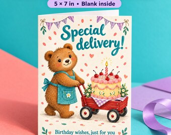 Könnte beinhalten: Eine druckbare Geburtstagskarte in 12,7 x 17,8 cm mit einem braunen Bären in blauer Schürze, der einen roten Wagen mit einem Kirschkuchen und einer Kerze zieht. Der Text lautet Special delivery! und Birthday wishes, just for you.
