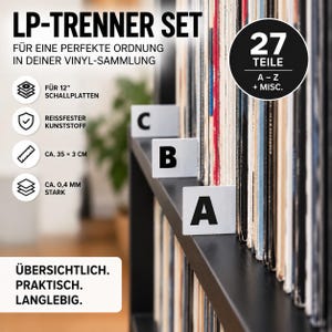 Könnte beinhalten: Ein Set aus 27 weißen LP-Trennern mit schwarzen Buchstaben von A bis Z und einem Misc.-Trenner. Die rechteckigen Trenner haben Maße von ca. 35 cm x 3 cm und eine Stärke von 0,4 mm, passend für 12-Zoll-Schallplatten zur Sortierung im Regal.
