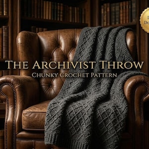 Könnte beinhalten: Eine dunkelgraue, grob gehäkelte Decke mit Rautenmuster, die über einen braunen Ledersessel drapiert ist. Der Text lautet: The Archivist Throw, Chunky Crochet Pattern, sowie ein goldenes Siegel mit der Aufschrift Digital Download.