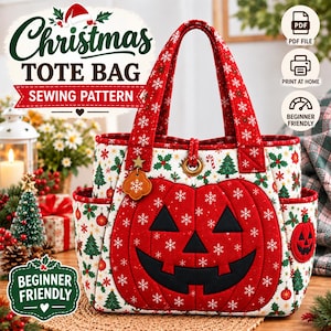 Könnte beinhalten: Eine gesteppte Tragetasche mit einem roten Kürbisgesicht mit schwarzen Augen und Mund auf weißem Stoffhintergrund, bedruckt mit grünen Weihnachtsbäumen, roten Ornamenten und weißen Schneeflocken. Mit zwei Tragegriffen.