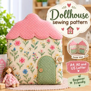 Puede incluir: Un patrón de costura de casa de muñecas de tela con techo festoneado rosa, cuerpo con estampado floral y puerta verde de lunares con botón de madera. El texto incluye 'Dollhouse sewing pattern', 'Inside View', 'A4, A0 and US Letter', 'Beginner Friendly'.