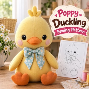 Puede incluir: Un patito de peluche amarillo con ojos negros, mejillas rosadas y pico naranja, que lleva una pajarita azul claro con un patrón de margaritas blancas. Al lado hay un patrón de costura etiquetado Poppy Duckling Sewing Pattern.