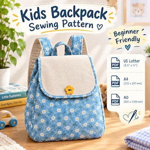Könnte beinhalten: Ein digitales Schnittmuster für einen Kinderrucksack aus blauem Stoff mit weißem Gänseblümchenmuster, einer beigen Klappe und einem gelben blumenförmigen Knopf. Der Text enthält Kids Backpack Sewing Pattern, Beginner Friendly und PDF-Formate.