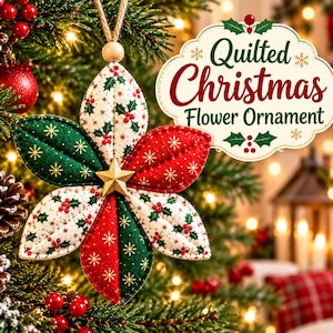 Puede incluir: Un adorno floral acolchado con pétalos alternos de tela roja, verde y blanca con patrones de acebo y copos de nieve. Una estrella dorada se sitúa en el centro y una cuenta de madera corona el lazo. Texto: Quilted Christmas Flower Ornament.