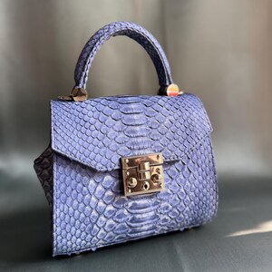 Mini bolsa de mão em couro de píton lavanda, bolsa pequena com alça superior, bolsa artesanal em pele de cobra.