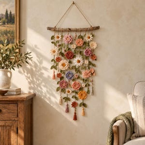 Handgefertigter gehäkelter Makramee-Wandbehang mit Blumenmuster, Wanddekorationsgeschenk zum Einzug