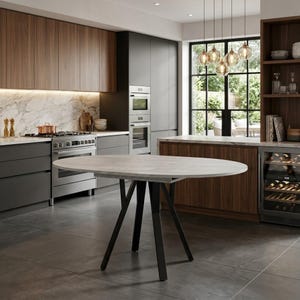 Può includere: Un tavolo da pranzo ovale con piano grigio chiaro effetto pietra e quattro gambe inclinate in metallo nero. Il tavolo è posizionato al centro di una cucina moderna con mobili grigio scuro, pensili color legno e un paraschizzi in marmo.
