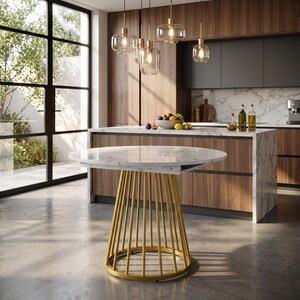 Può includere: Un tavolo da pranzo rotondo con piano in marmo bianco venato di grigio, sostenuto da una base conica composta da aste metalliche verticali color oro disposte a gabbia, poggiante su un pavimento grigio liscio.