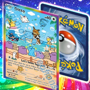 Könnte beinhalten: Eine Sammelkarte mit einer farbenfrohen Strandszene und verschiedenen Zeichentrickfiguren, darunter Ditto, Pikachu und Blastoise. Die Karte zeigt den Text Let's Swim Together und HP 60. Eine zweite Karte zeigt das klassische blaue Pokémon-Logo.