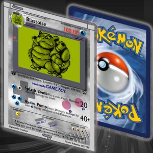 Könnte beinhalten: Eine Sammelkarte mit einer verpixelten Turtok-Grafik auf einem Game Boy-Bildschirm. Die Karte zeigt 100 KP, die Attacken Hydropumpe und Aquaknarre sowie das Nintendo Game Boy-Logo. Dahinter befindet sich die blaue Rückseite einer Pokémon-Karte.