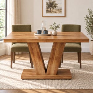 Può includere: Un tavolo da pranzo rettangolare in legno con finitura marrone chiaro e base a piedistallo a forma di V. Il tavolo presenta una superficie liscia ed è accompagnato da due sedie imbottite color verde oliva sui lati opposti.