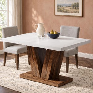 Può includere: Un tavolo da pranzo rettangolare con piano bianco liscio e base a V in legno marrone scuro con venature visibili. Due sedie imbottite grigio chiaro sono posizionate ai lati del tavolo, che ospita una brocca e una ciotola in ceramica.
