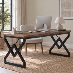 Peut inclure: Un bureau rectangulaire avec un plateau en bois brun et un cadre en métal noir doté de pieds géométriques en forme de X. Le bureau est accompagné d'une chaise rembourrée beige clair et supporte un écran d'ordinateur, une lampe et des livres.