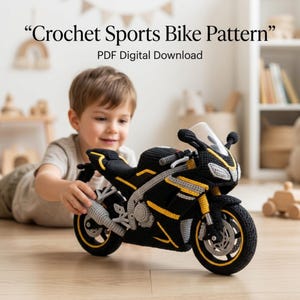 以下が含まれることがあります： 黒と黄色のクロッシェ編みのスポーツバイクのおもちゃ。グレーのアクセント、透明なウィンドシールド、詳細なホイールが特徴です。このデジタルファイルには、バイクの上に「Crochet Sports Bike Pattern」および「PDF Digital Download」というテキストが表示されています。