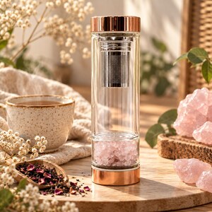 Butelka na herbatę z kryształu kwarcu różowego | 500 ml szklana butelka z zaparzaczem, przegródką na kamienie szlachetne i detalami z różowego złota | Nawilżenie Love and Calm