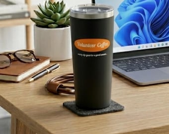Kubek termiczny Volunteer Coffee 22oz, prezent dla miłośnika kawy. Każdy łyk trafia do dobrej sprawy.