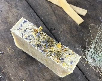 Jabón vegano de lavanda y manzanilla con aceites esenciales orgánicos.