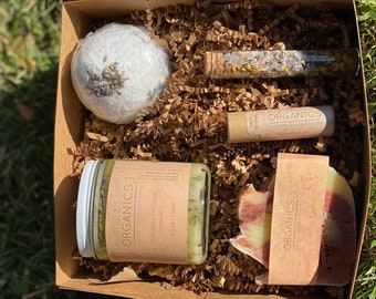 Organic Spa Gift Set: Bath Bomb, Salt Scrub, Lip Balm