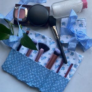 Handgjord sminkborsterulle | Blommig kosmetikaborstehållare | Blommig makeup-organisatör för resor | Sypresent till henne