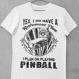 Plan emerytalny... Koszulka z nadrukiem „Planuję grać w pinball” dostępna w 4 kolorach i rozmiarach XS - XXXL