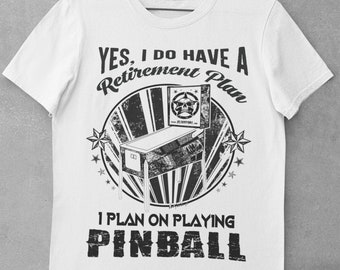 Pensioenplan... I Plan on Playing Pinball-T-shirt verkrijgbaar in 4 kleuren en in de maten XS - XXXL