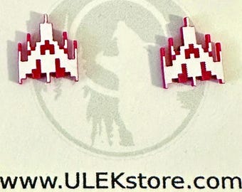 Pendientes Galaga de nave espacial de 8 bits hechos a mano (tachuelas niqueladas y cierre de mariposa)