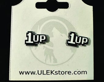 Handgemaakte 8-bits Level 1 Up-oorbellen (vernikkelde stekers en vlinderruggen)
