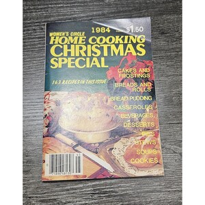 以下が含まれることがあります： 1984年発行の雑誌「Women's Circle Home Cooking Christmas Special」。黄色いタイトルと、ケーキ、アイシング、パン、ロールパン、プディング、キャセロール、飲み物、デザート、パイ、シチュー、スープ、クッキーのレシピが記載された表紙。