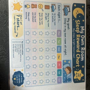 Op de afbeelding: Een rechthoekige slaapbeloningskaart getiteld My Own Room Sleep Reward Chart met een blauw en geel kleurenschema. Het bevat een rooster voor zeven dagen per week, kolommen voor bedtijd-doelen en een sectie voor beloningen zoals een verhaaltje of traktatie.
