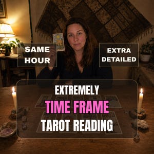 Könnte beinhalten: Ein Tarot-Leseservice mit einer Person, die eine Karte hält, und Textüberlagerungen mit SAME HOUR, EXTRA DETAILED und EXTREMELY TIME FRAME TAROT READING. Die Szene umfasst einen Holztisch, mehrere Tarotkarten und zwei brennende Kerzen.