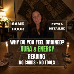 Könnte beinhalten: Eine Person sitzt an einem Holztisch mit zwei brennenden Kerzen und verstreuten Tarotkarten. Textüberlagerungen lauten: SAME HOUR, EXTRA DETAILED, WHY DO YOU FEEL DRAINED? AURA & ENERGY READING, NO CARDS • NO TOOLS. Die Szene ist warm und schwach beleuchtet.