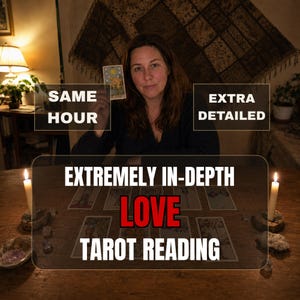 Peut inclure: Un service de lecture de tarot avec une personne tenant une carte, incluant les textes SAME HOUR, EXTRA DETAILED, EXTREMELY IN-DEPTH LOVE TAROT READING, et plusieurs cartes de tarot disposées sur une table en bois entre deux bougies blanches.