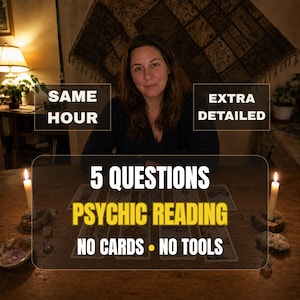Könnte beinhalten: Eine Werbeanzeige für einen hellseherischen Lesedienst mit dem Text SAME HOUR, EXTRA DETAILED, 5 QUESTIONS PSYCHIC READING und NO CARDS NO TOOLS. Das Bild zeigt eine Person an einem Holztisch mit zwei brennenden Kerzen und Tarotkarten.