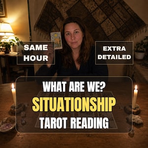 Könnte beinhalten: Ein Tarot-Leseservice mit Texteinblendungen, die SAME HOUR, EXTRA DETAILED, WHAT ARE WE? SITUATIONSHIP TAROT READING lauten. Das Bild zeigt eine Person, die eine Tarotkarte mit einer Sternillustration hält, sowie zwei brennende Kerzen auf einem Holztisch.