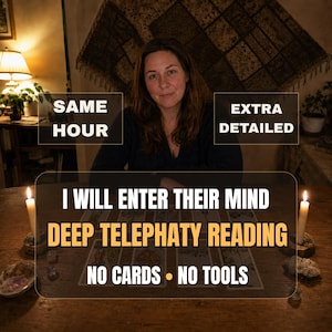 Puede incluir: Una persona sentada ante una mesa de madera con dos velas encendidas y cartas de tarot. El texto dice: SAME HOUR, EXTRA DETAILED, I WILL ENTER THEIR MIND DEEP TELEPHATY READING, NO CARDS NO TOOLS. La escena tiene una luz tenue y cálida.