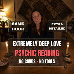 Op de afbeelding: Een persoon zit achter een houten tafel met twee brandende kaarsen en tarotkaarten. De tekst luidt: SAME HOUR, EXTRA DETAILED, EXTREMELY DEEP LOVE PSYCHIC READING, NO CARDS • NO TOOLS. De scène is zwak verlicht met een warme kaarslichtgloed.