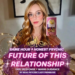 Può includere: Una persona con lunghi capelli biondi e occhiali tiene in mano una carta dei tarocchi con l'illustrazione di un sole. Il testo sovrapposto recita: SAME HOUR * HONEST PSYCHIC FUTURE OF THIS RELATIONSHIP FAST RESPONSE * WARM GUIDANCE BY REAL PSYCHIC LADY PRIMROSE.