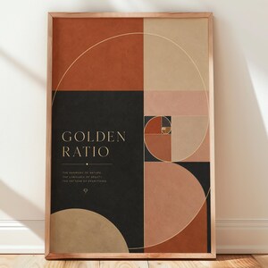 Könnte beinhalten: Ein gerahmtes, rechteckiges Wandbild mit der Spirale des Goldenen Schnitts in Terrakotta-, Beige- und Schwarztönen. Der Text lautet GOLDEN RATIO, THE HARMONY OF NATURE, THE LANGUAGE OF BEAUTY, THE PATTERN OF EVERYTHING, mit einem kleinen Logo.