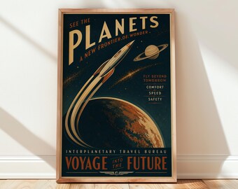 以下が含まれることがあります： 宇宙旅行をテーマにした縦型の額入りポスター。惑星と土星のそばを飛ぶロケットが描かれています。テキストは「SEE THE PLANETS A NEW FRONTIER OF WONDER, FLY BEYOND TOMORROW COMFORT SPEED SAFETY, INTERPLANETARY TRAVEL BUREAU VOYAGE INTO THE FUTURE」と書かれています。