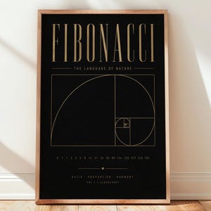 Peut inclure: Une affiche rectangulaire dans un cadre en bois clair avec un fond noir et des textes et lignes dorés. L'impression présente le mot FIBONACCI, la phrase THE LANGUAGE OF NATURE, un diagramme en spirale dorée, une suite numérique et les mots RATIO PROPORTION HARMONY.