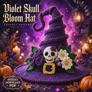 Puede incluir: Un sombrero de ganchillo morado con una corona puntiaguda en espiral y un ala ancha. El sombrero está decorado con una calavera blanca central, rosas moradas oscuras y margaritas blancas con hojas verdes. Una hebilla amarilla está unida a la base.