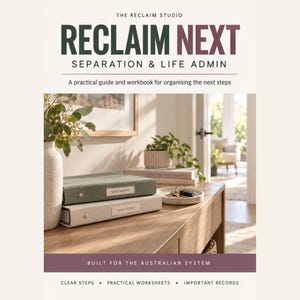 Op de afbeelding: Een boek getiteld RECLAIM NEXT SEPARATION & LIFE ADMIN, een praktische gids en werkboek voor het organiseren van de volgende stappen. De omslag toont twee op elkaar gestapelde mappen met de labels DOCUMENTS en NEXT STEPS en een schaaltje met sleutels.