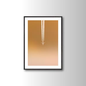 Minimalistisches Flugzeug-Wandbild, Luftfahrt-Print „Bernsteinfarbener Himmel“, Poster „Kondensstreifen eines Jets bei Sonnenuntergang“, moderne Reisefotografie. Hochwertiges Poster mit Holzrahmen.